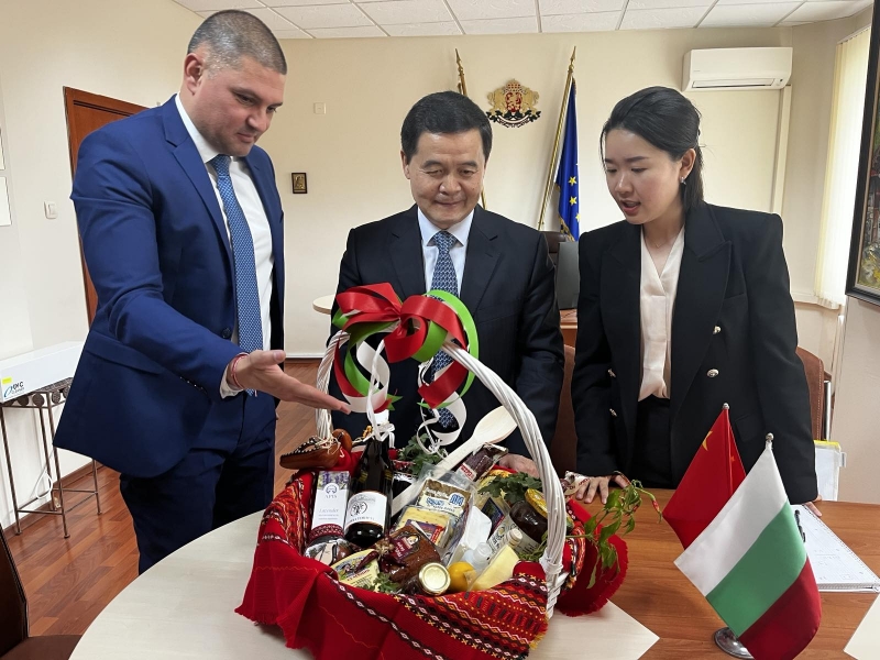 Посрещнаха с местни продукти посланика на Китай във Враца