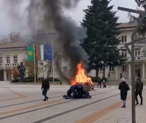 Една година за Веселин, който запали кола пред община Враца