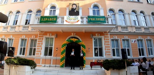 Удариха звънеца за 797 ученика в СУ „Христо Ботев“