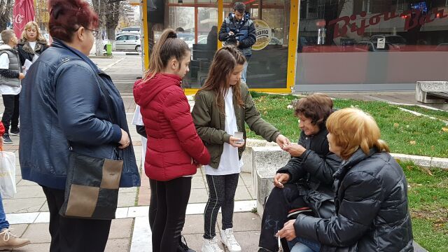 Доброволци раздадоха цветни сърца