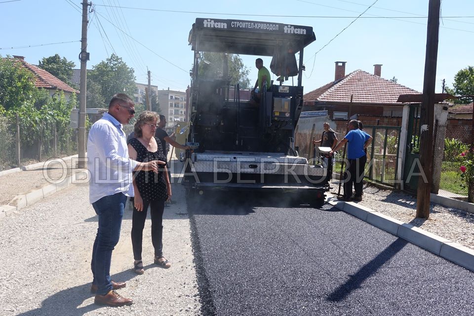 Асфалтират улица Добруджа в Берковица