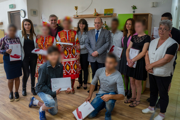 10 деца и младежи в риск в Мездра получиха таблети, закупени с дарения на учени от БАН