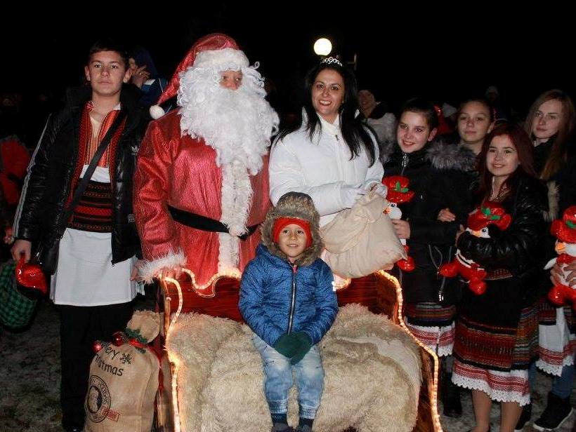 Дядо Коледа и Снежанка „кацнаха” в Козлодуй