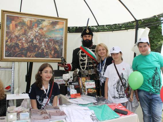 „Училище по родолюбие“ събра стотици на Ботевия празник в Козлодуй