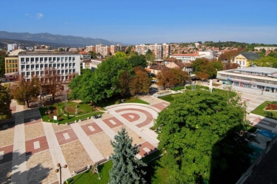 Разплита се интригата около центъра на Мездра