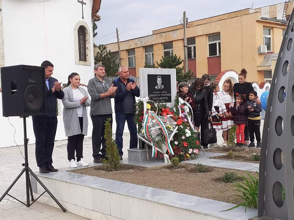 В Остров почетоха ген. Караджиков