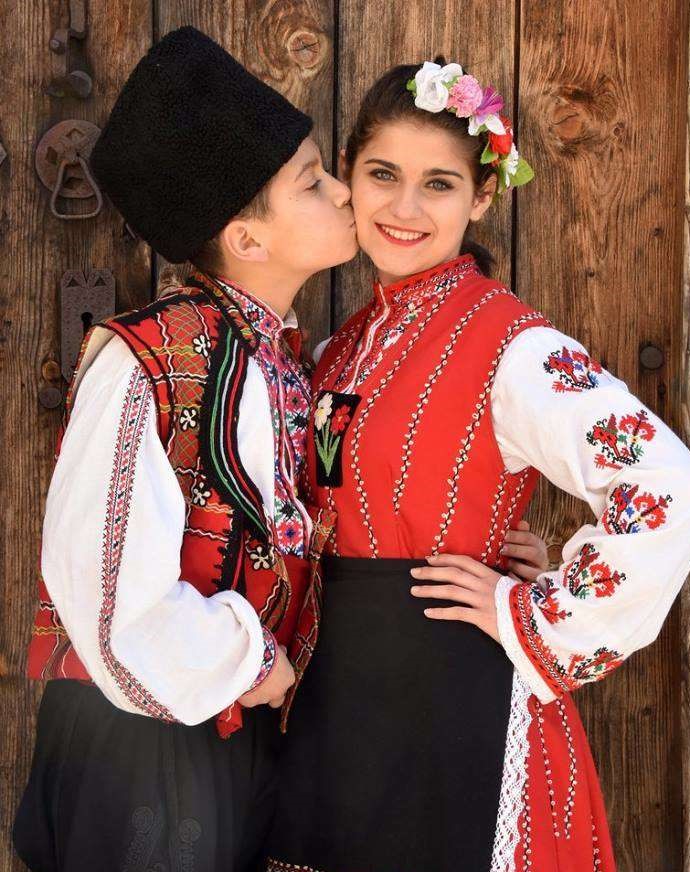 Врачански състави купуват нови народни носии