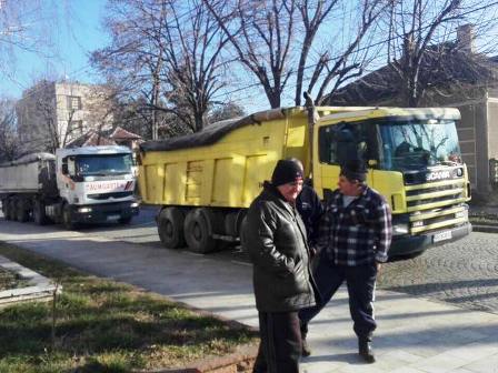 Депутат подари 100 тона трошен камък на село