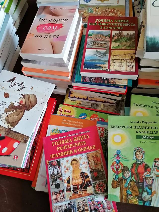 Читалищна библиотека обогати книжния си фонд