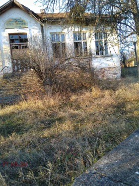 Продава се къща с 5 дка двор, подходаща за чифлик или пчелин