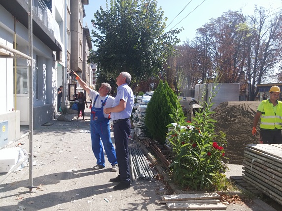 Кмет инспектира полицейска сграда