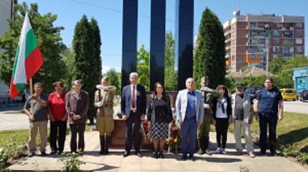 Община Мездра почете Деня на победата и Деня на Европа