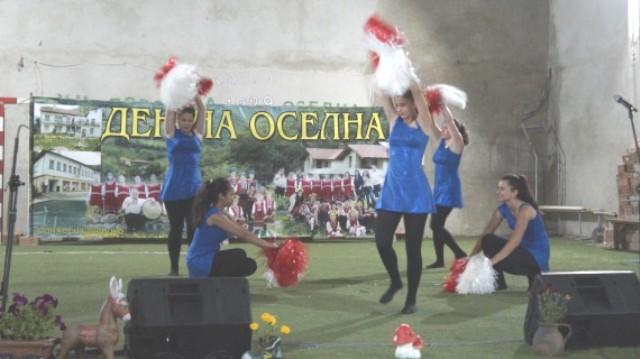 С песни и танци отбелязаха празника на Оселна