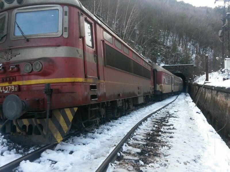 Скала помете влак край Мездра