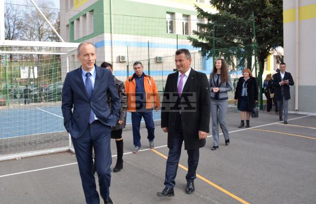 Министър хареса европейски ремонт на гимназия в Бяла Слатина