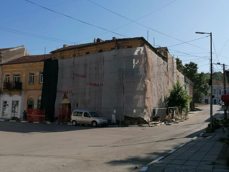 Ремонтират емблематична 130-годишна сграда
