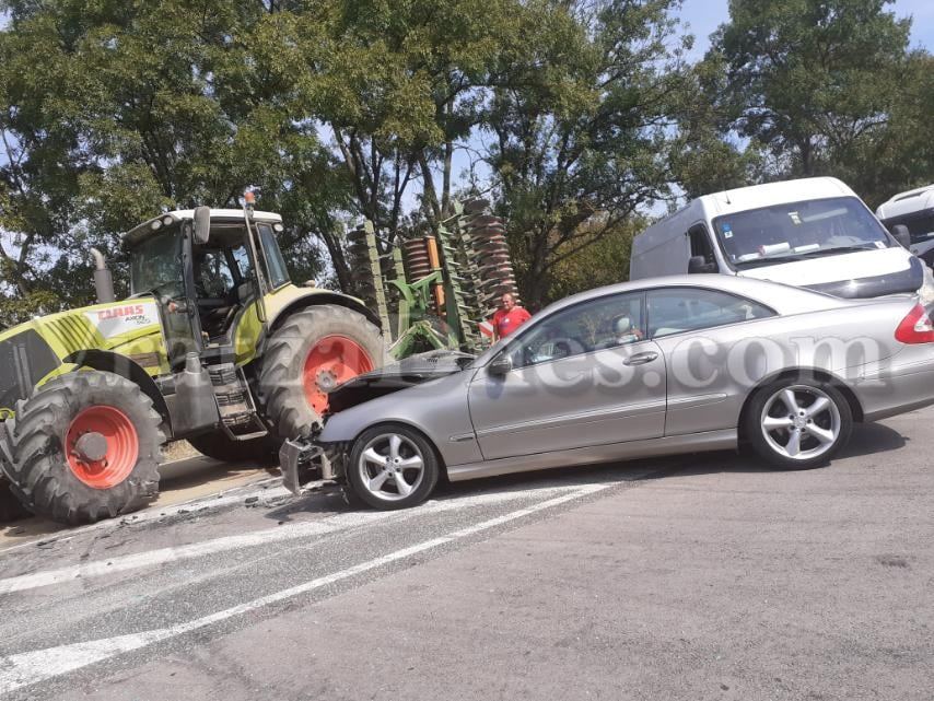 Мерцедес се натресе в трактор, пътят за Монтана е блокиран