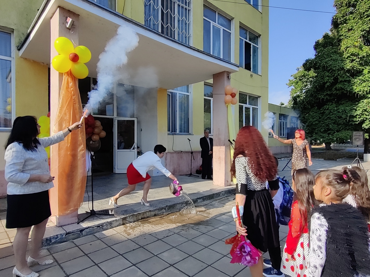 Запалиха факли в чест на първия учебен ден в Мизия