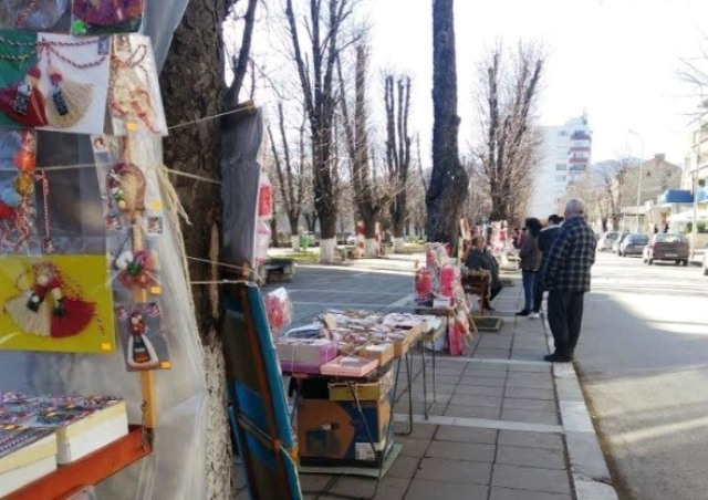 Редят базар на мартениците в Мездра