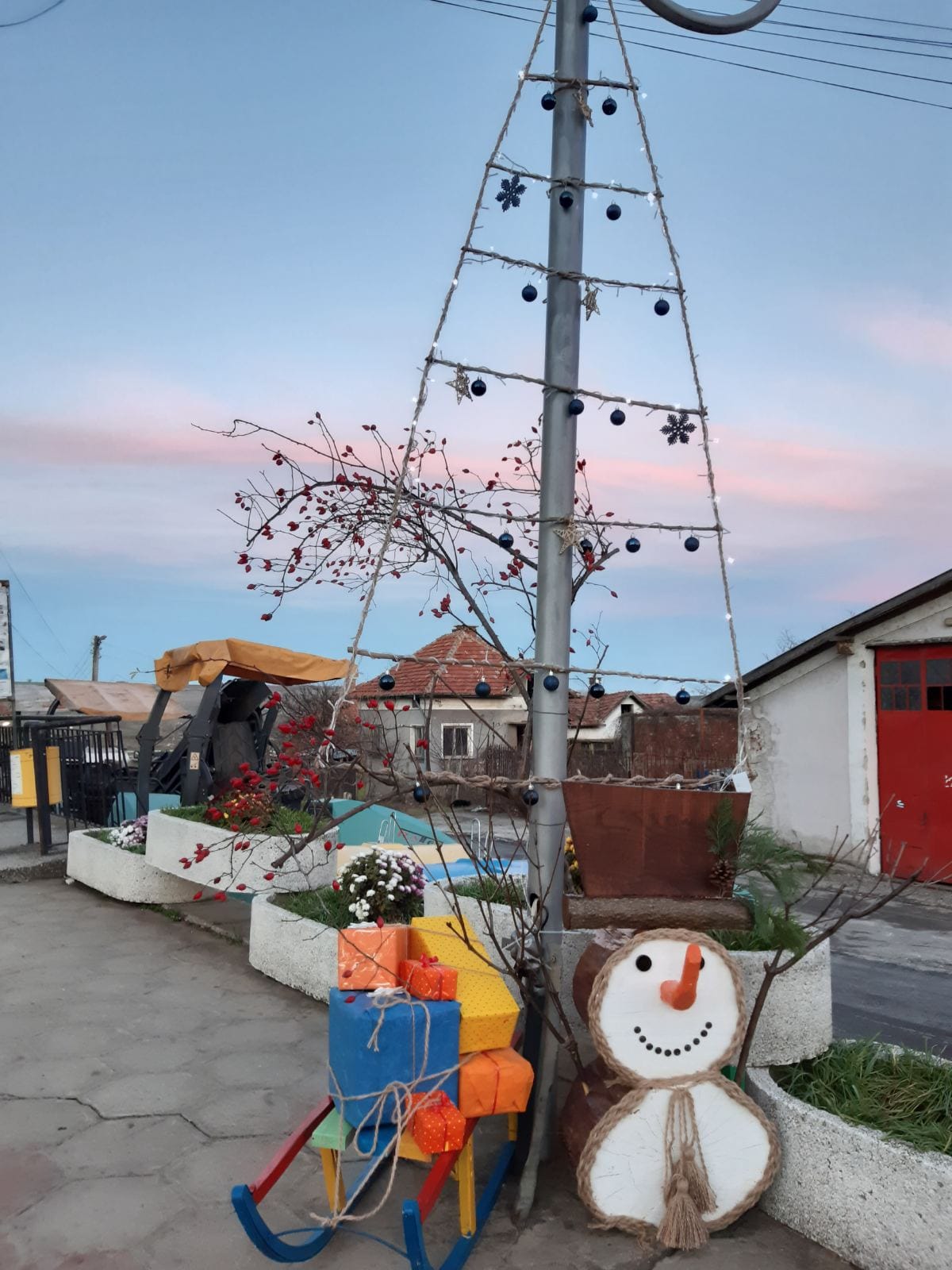 Украсяват село с коледни сурвачки