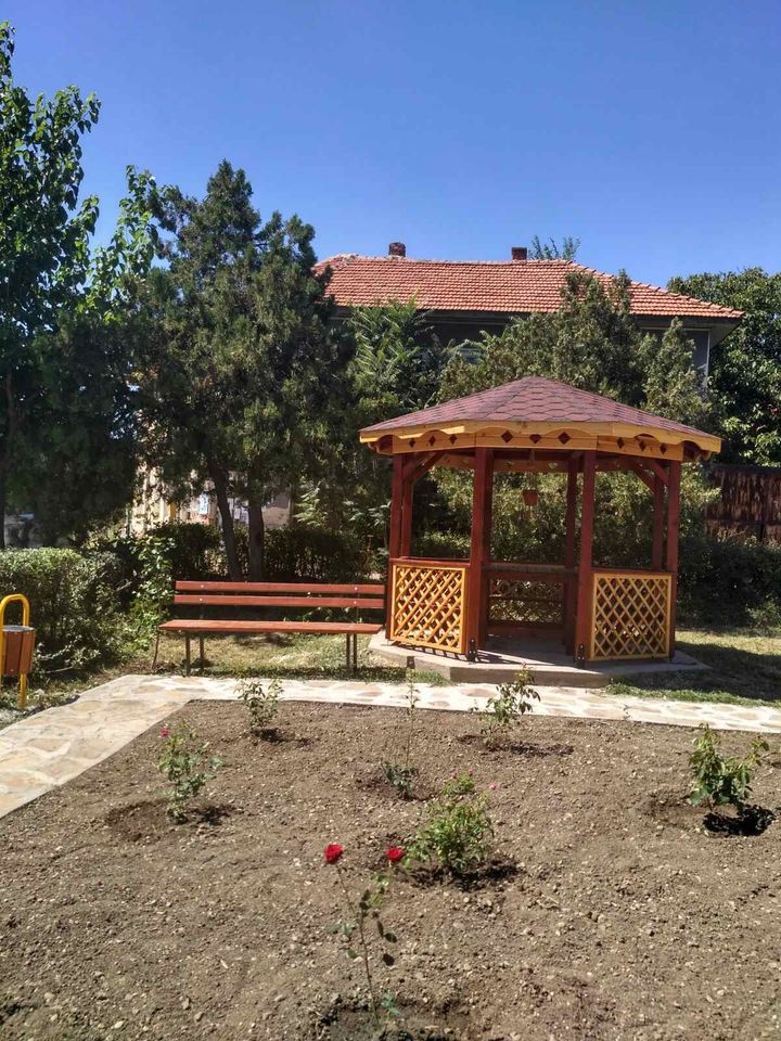 Красив кът за отдих радва жителите на малко село