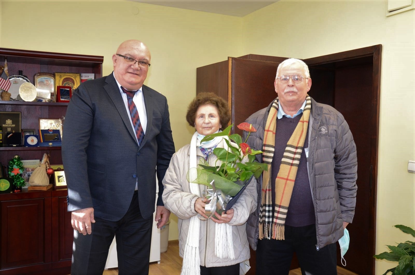 Кмет с подаръци за видински столетник