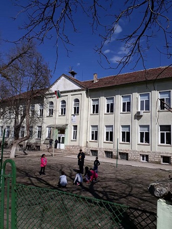 Училище протече, спасяват се с кофи