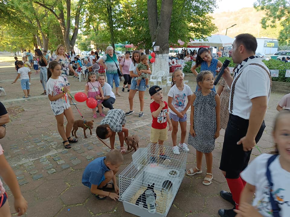 Мизийски деца дефилираха с домашните си любимци