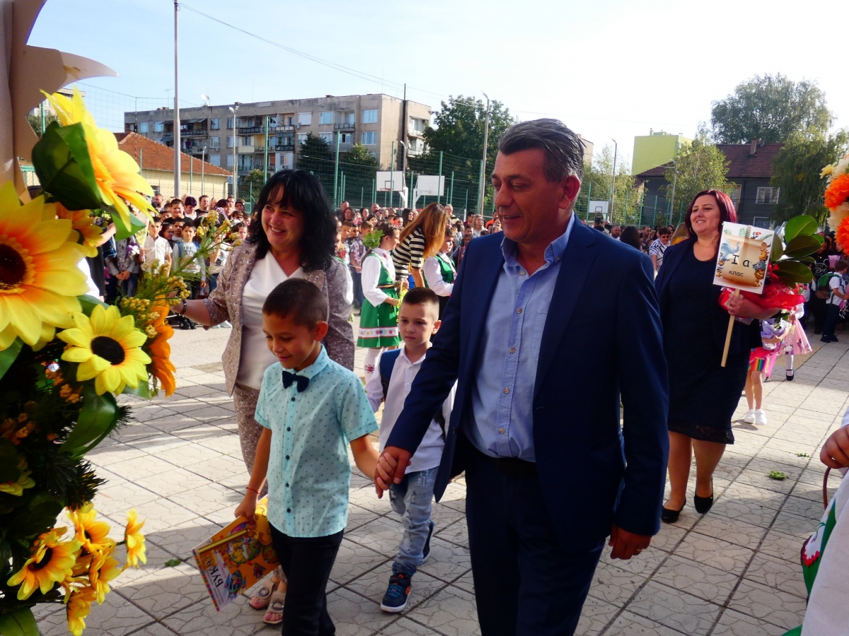 2500 са учениците в община Лом