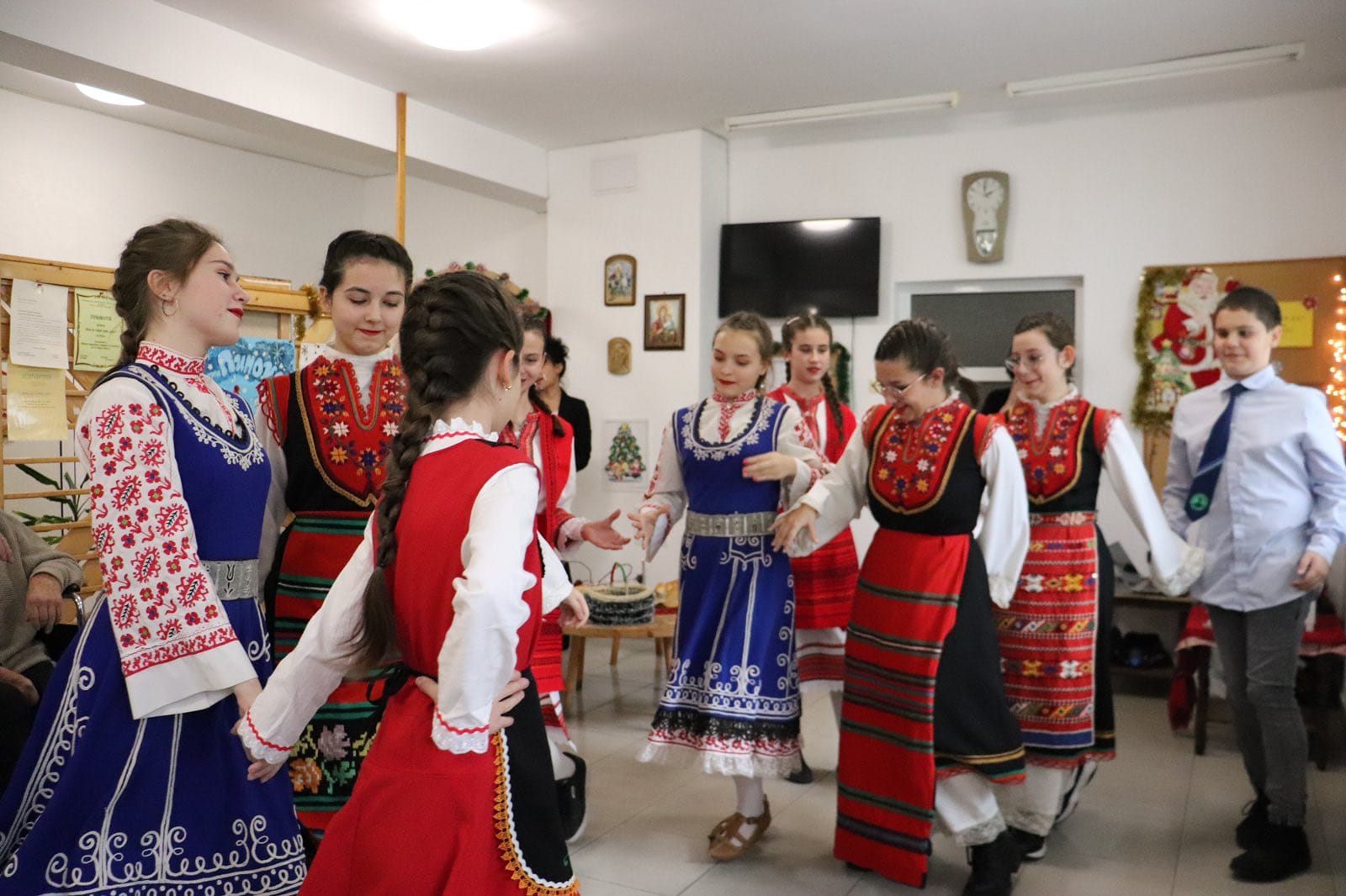 Ученици веселиха потребителите на старческия дом