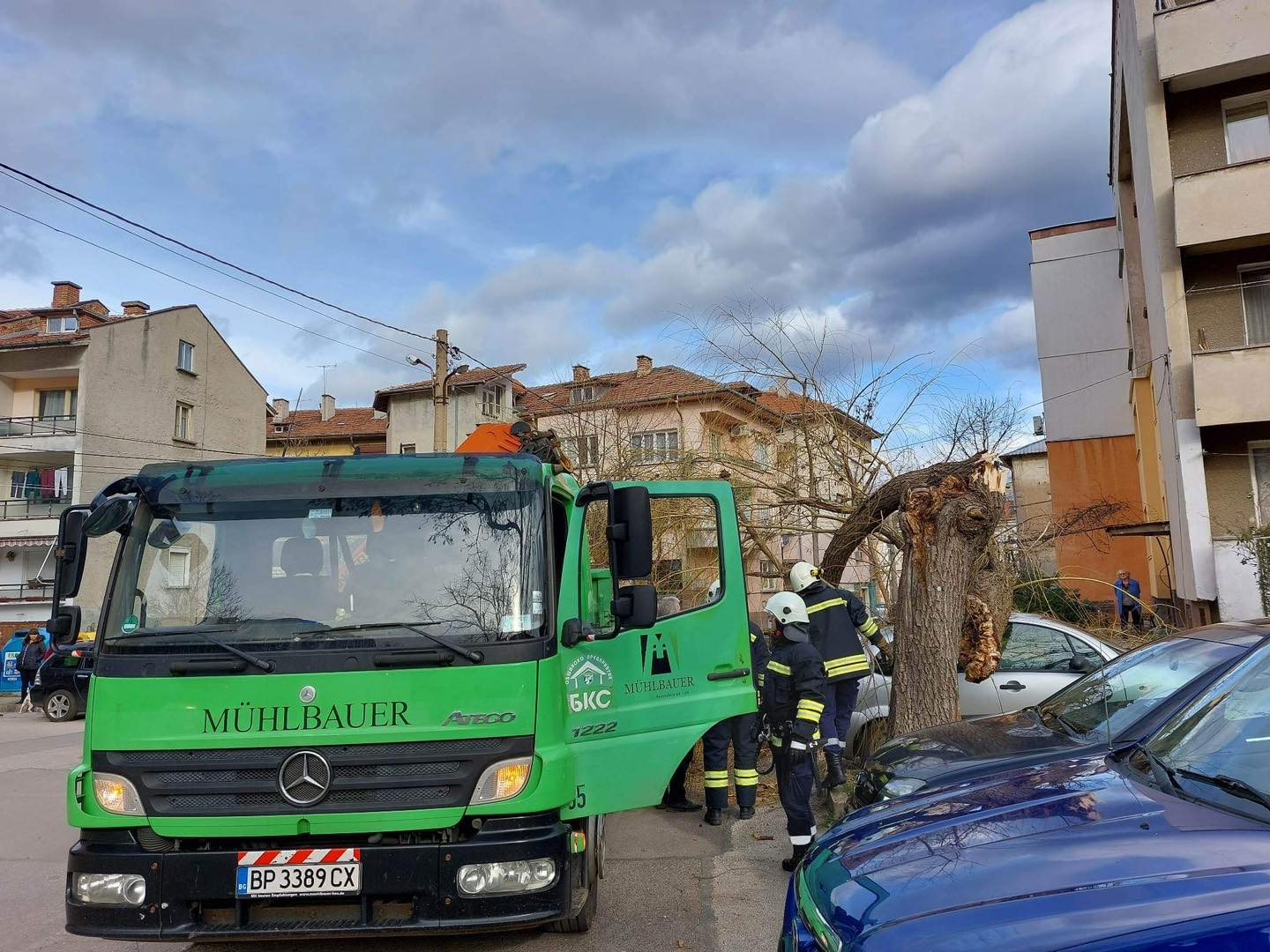 Бурен вятър причини щети във Враца, утре ще е по-силен