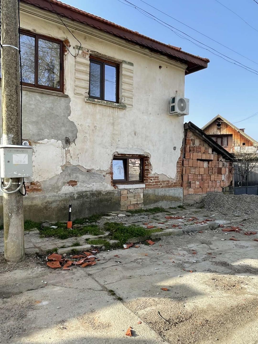 Започват огледите на щетите от ураганния вятър