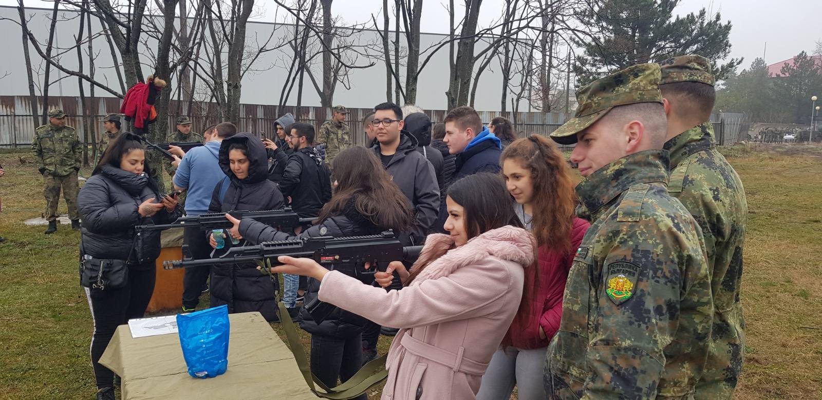 Военните отвориха врати, за да привличат ученици към професията