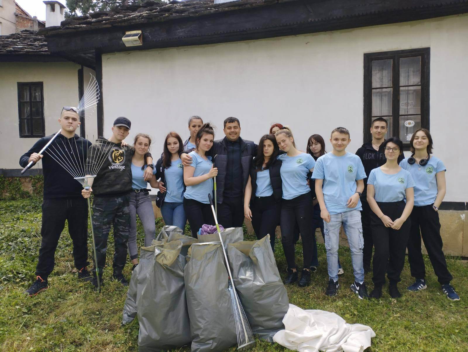 Ученици се погрижиха за родната къща на патрона си