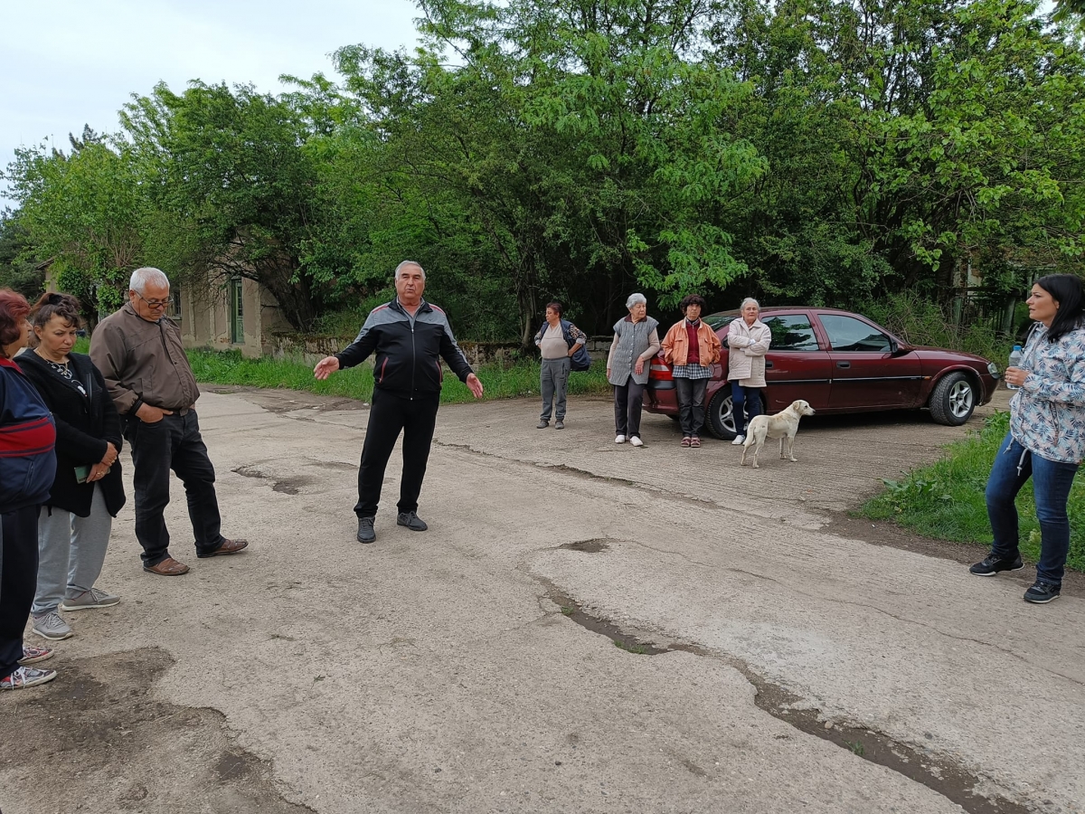 Кметове и граждани търсят решение за пропадаща улица