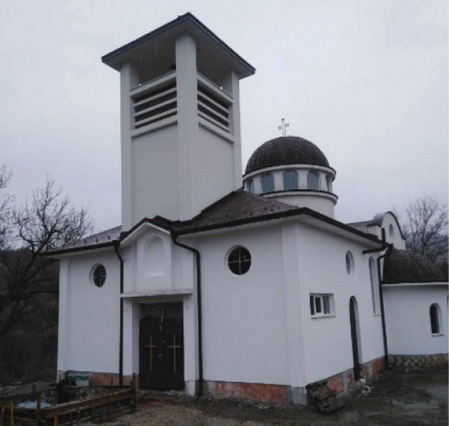 Вдигат нова църква в Ослен Криводол