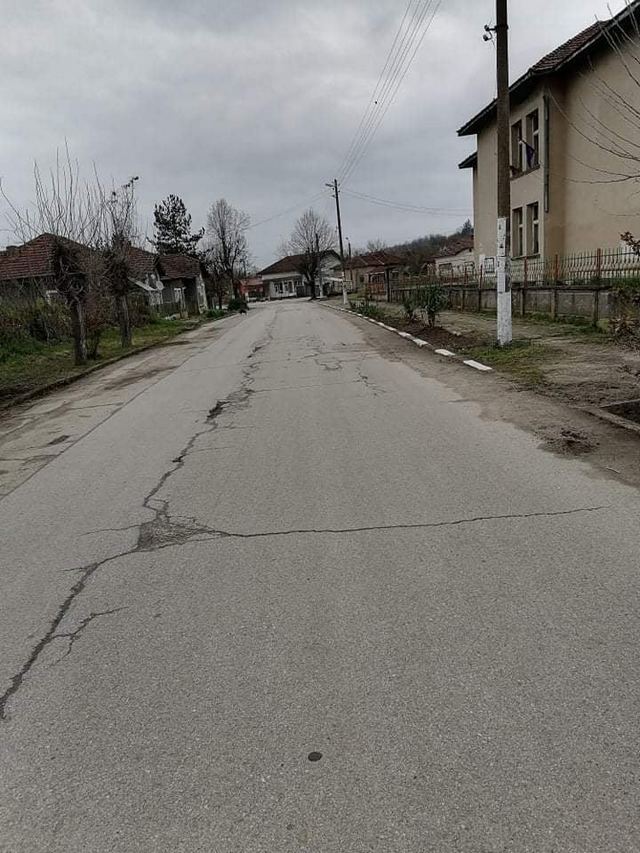 Чиновници почистиха две села