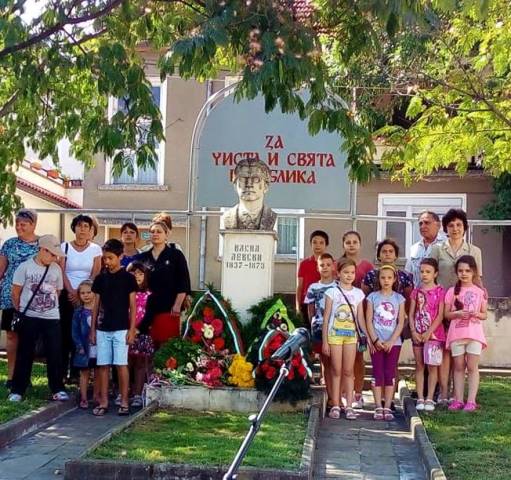 Стихове и цветя за Апостола в Оряхово