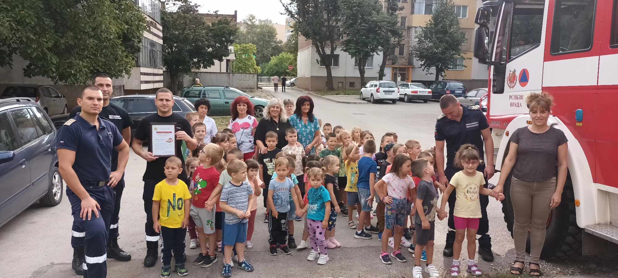Врачански пожарникари впечатлиха малчугани