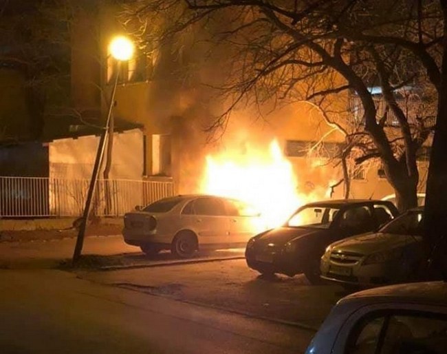 Горя автомобил насред Враца