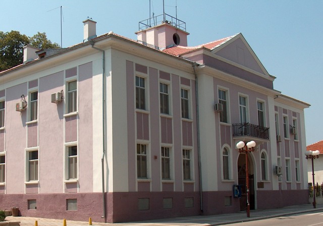 Ремонтират покрива на община Козлодуй
