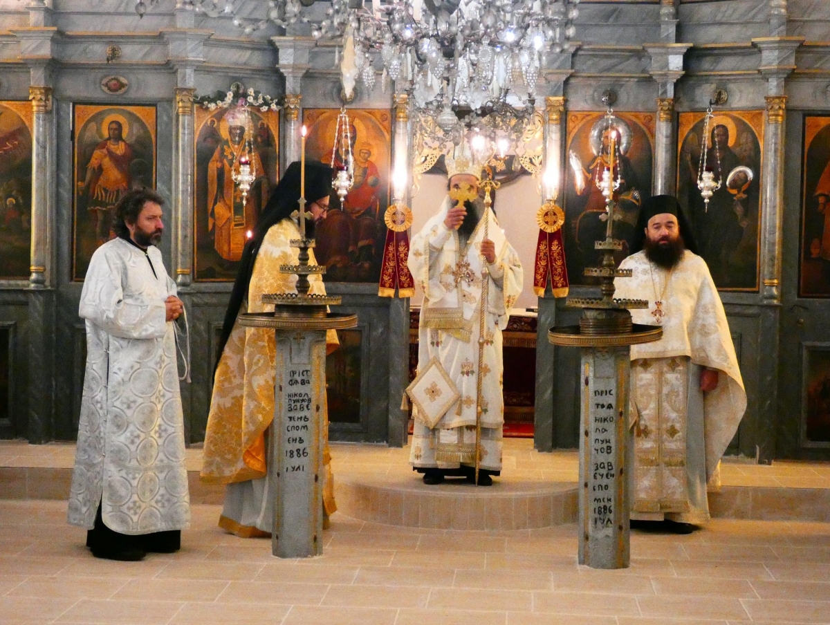 Владика отслужи литургия в обновен храм