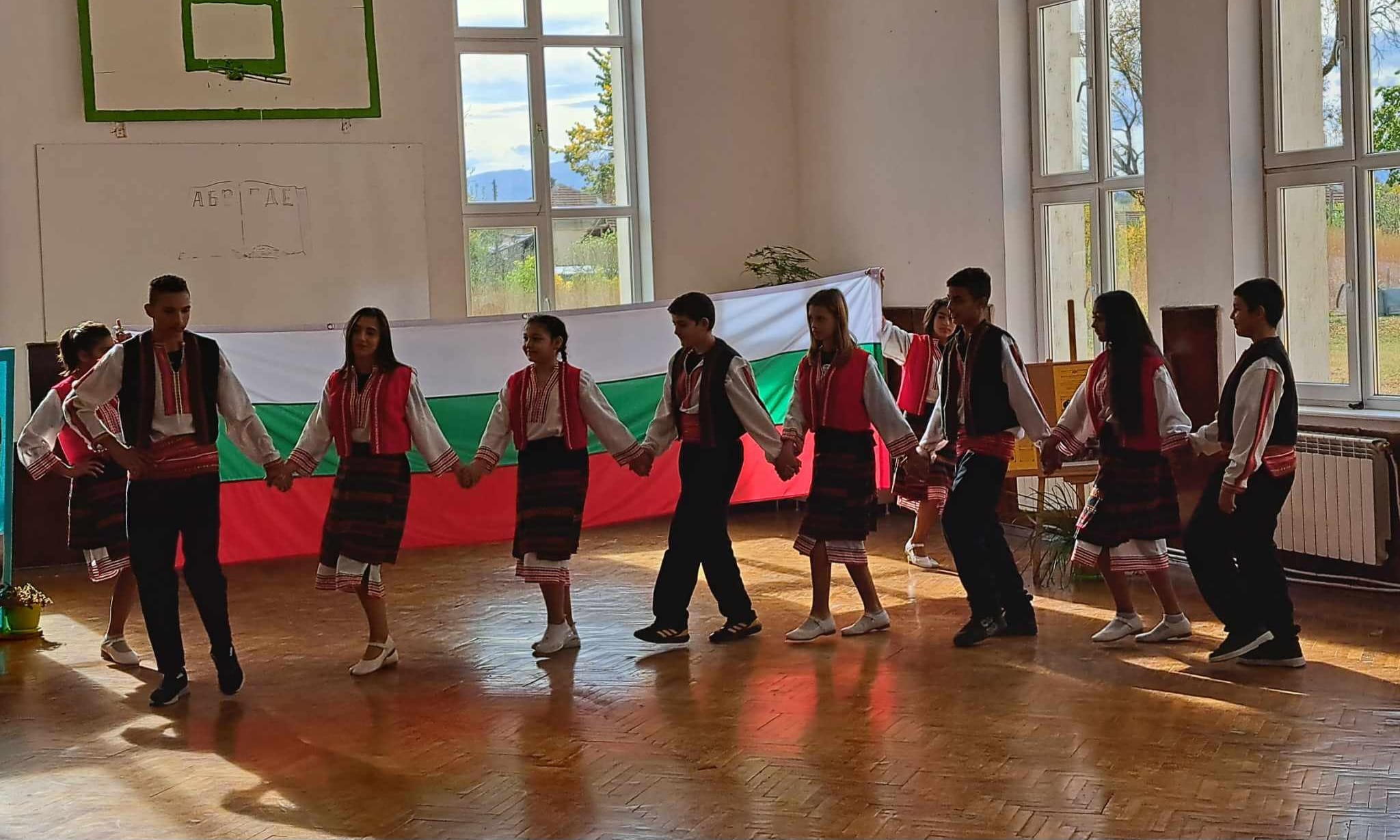 С народни танци почетоха будителите в криводолско