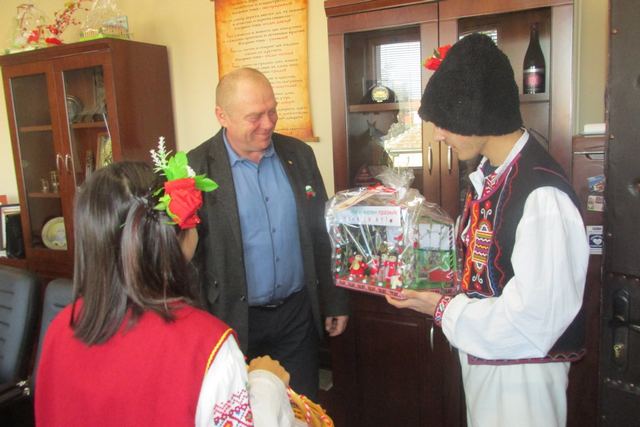 Деца окичиха с мартеници кмета на Ружинци