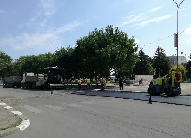 Асфалтират улиците в Гложене