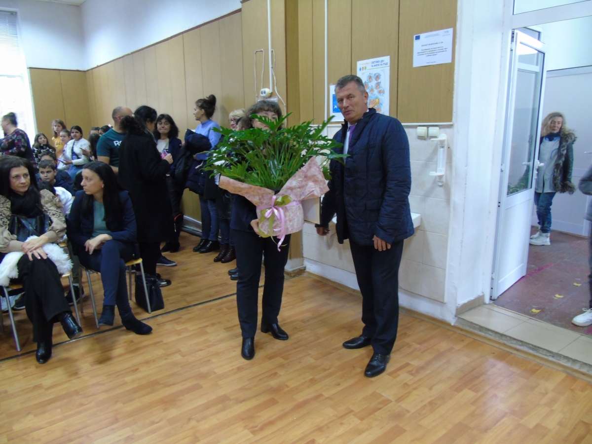 Кмет уважи училищен празник