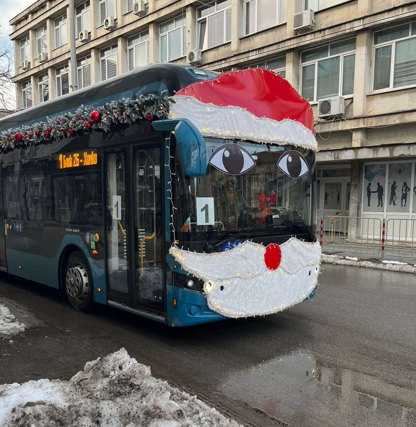 Украсени автобуси возят врачани