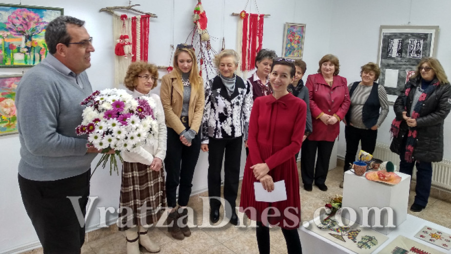 Художнички наредиха изложба за 8 март