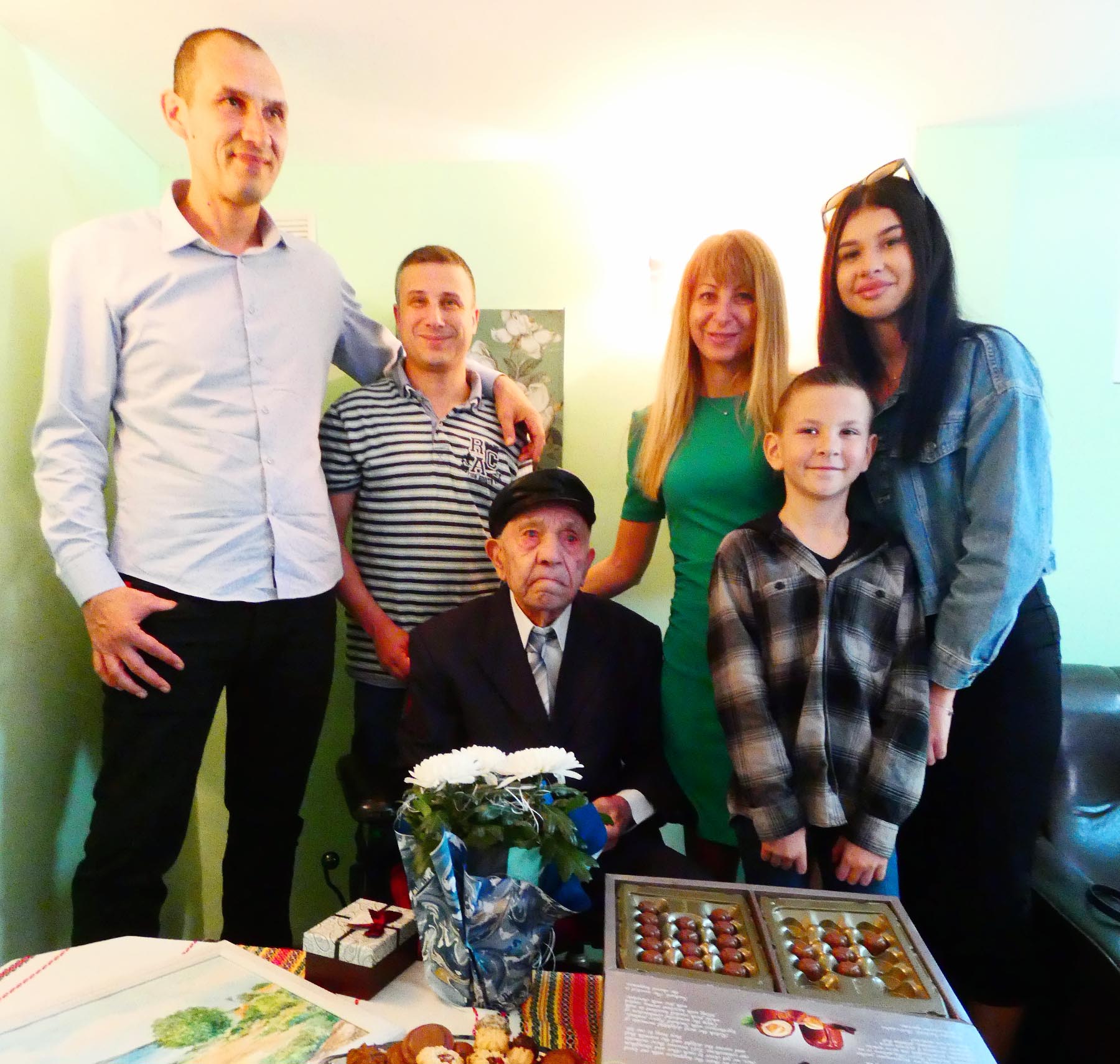 Кмет и роднини изненадаха столетник