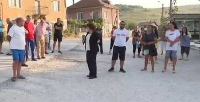 Протест блокира пътя Мездра - Роман
